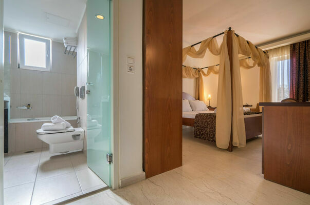 SUPERIOR_ROOM_3