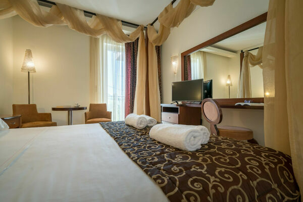 SUPERIOR_ROOM_8