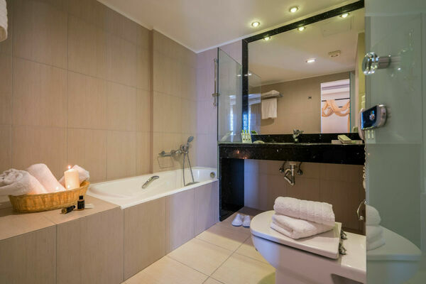 SUPERIOR_ROOM_BATHROOM1