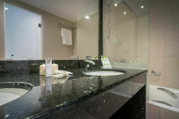 SUPERIOR_ROOM_BATHROOM3