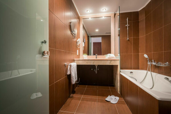 SUPERIOR_ROOM_BATHROOM5